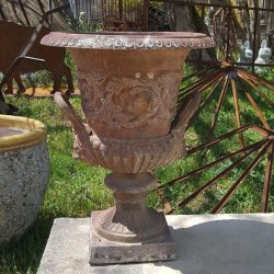 VASE EN FONTE A DEUX ANSES