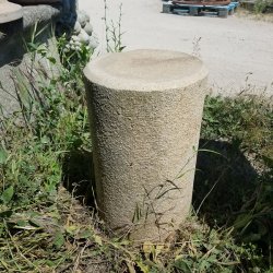 BORNE EN GRANIT H53