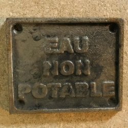PLAQUETTE EN FONTE "EAU NON...